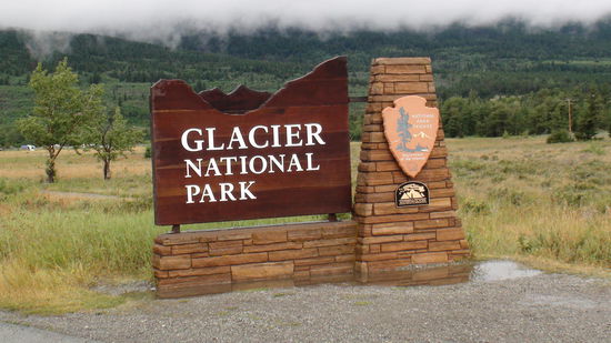 Unser Trip führt uns in den Glacier National Park. Der Park wurde der zehnte Nationalpark der Vereinigten Staaten und liegt im nördlichen Hochgebirge der Rocky Mountains an der Grenze zu Kanada.