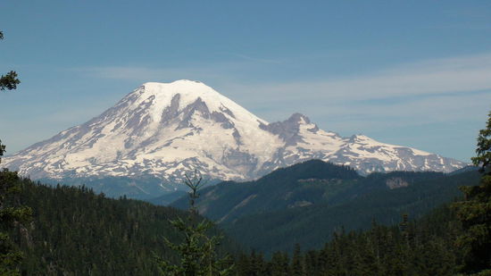 Schon auf dem Weg in den Park zeigt uns dieser mächtige Berg seine Schönheit.
