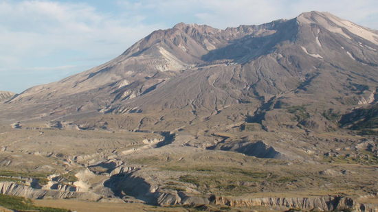 sichtbar immer noch die tiefen Furchen des damaligen Lavastroms.