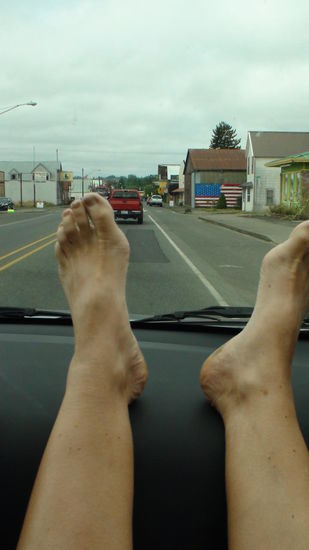 Wer hat mehr Power, die Füsse auf diesem Bild oder das Kernkraftwerk unten?