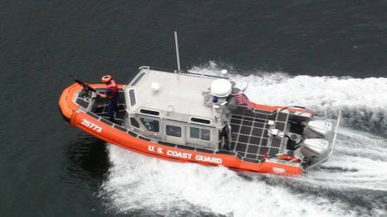 Schwere Bewachung bei der Ausfahrt aus dem Hafen Ketchikans