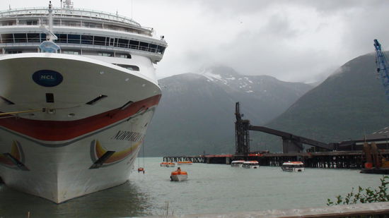 Rettungsübung der Crew, während wir beim Touristenshopping in Sakagway sind.