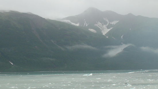 Anfahrt zum Gletscher, Eisschollen kommen uns entgegen.