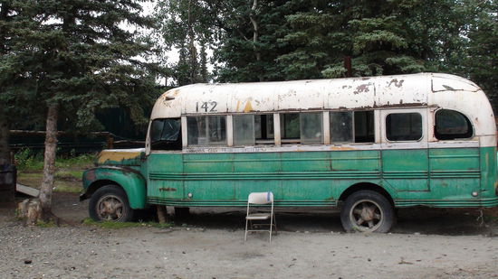 Wer kennt ihn nicht? Bus 142 aus "INTO THE WILD". Er steht nicht länger in der Wildnis Alaskas, nachdem sich zahlreiche Touristen selbst in Gefahr gebracht haben beim Versuch den Bus, indem Christopher McCandless 1992 den Winter verbrachte, aufzusuchen. Der Magic Bus steht jetzt in Healy, unweit vom Denali N.P.