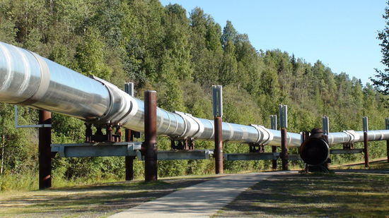 Durch Fairbanks verläuft die Trans-Alaska-Pipeline von der Prudhoe Bay im Norden bis zum Hafen Valdez im Süden mit 1287 km Länge. Aufgrund der Dauerfrostböden Alaskas wurde die Pipeline mehr als zur Hälfte oberirdische verlegt.