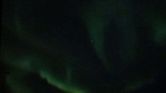 Bei klarem Himmel sehen wir am Clearly Summit gegen 2 Uhr nachts endlich die Aurora Borealis, bekannt als die Northern Lights.