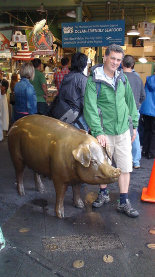 Am Eingang steht das Maskottchen des Marktes, Schwein "Rachel".