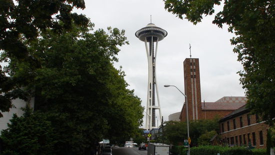 Das Wahrzeichen Seattles, die 186 m hohe Space Needle im Seattle Center (sieht aus, wie ein Ufo auf Stelzen).