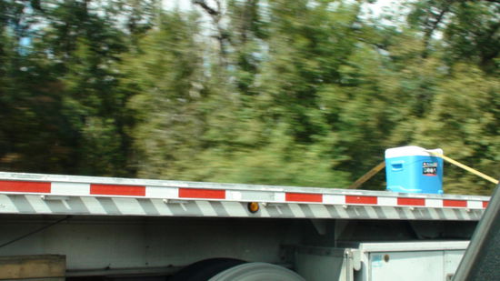 Auf der riesigen Ladefläche dieses Aufliegers wir tatsächlich EINE Kühlbox transportiert.