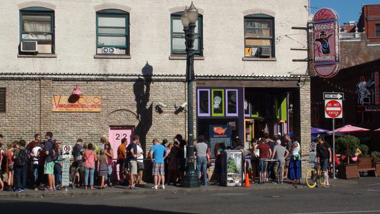 Voodoo doughnut - the magic is in the hole. Krapfen mit Überraschungsfüllung. Muß wohl gut sein.