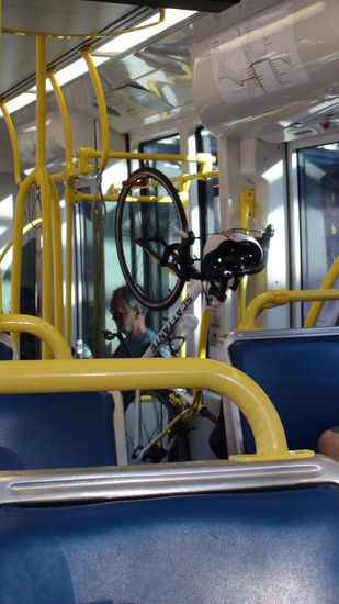 Portland gilt als fahrradverrückte Stadt. Die Stadt tut jedenfalls einiges für seine Radler. Hier ein Transportständer in der Max Railrod. Sollte man sich in Deutschland auch mal überlegen.