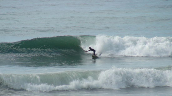 Surfer in der Dry Lagoon Beach. Hier liegt die Wassertemperatur das ganze Jahr zwischen 12 und 16 °C.