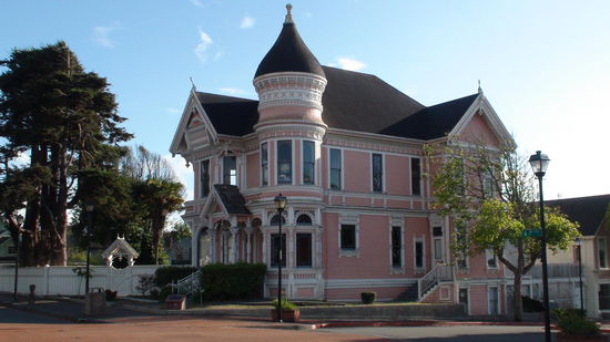 Gegenüber steht Pink Lady.