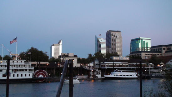 Schiffsromantik auf dem altem Schaufelraddampfer. "Delta King" fuhr einst die Route San Francisco - Sacramento und dient jetzt, fest vertaut als Hotel.