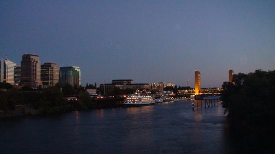 View auf die Tower Bridge (gelb beleuchtet) und Downtown