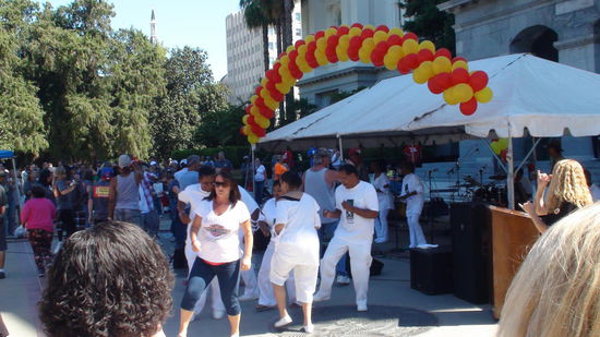 Community Event zur Gesundheitsreform am Capitol. 
Getanzt wir auf Rolling Stones "Honk Tong Women". Demonstrieren auf eine schöne Art und Weise.