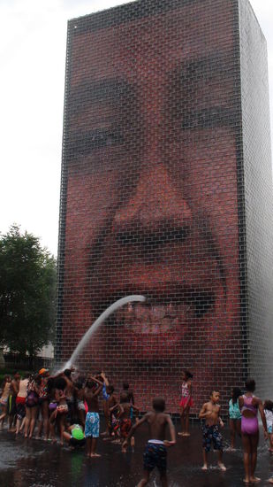 The Crown Fountain. 
Zwei riesige Wassersäulen mit beweglichen Bildern. Alle paar Minuten spritzt Wasser aus dem Mund - ein großer Spaß für die Kinder.