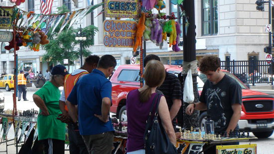 Mathias beim Schachspielen