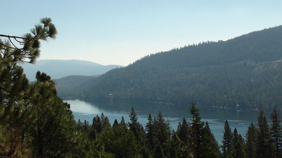 Blick auf den Donner Lake auf dem Weg nach Reno.