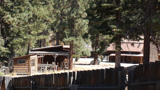 ...durch Lücken im Zaun konnte ich zumindest die Scheune und einen ganz kleinen Teil des Wohnhauses der Cartwrights erkennen.