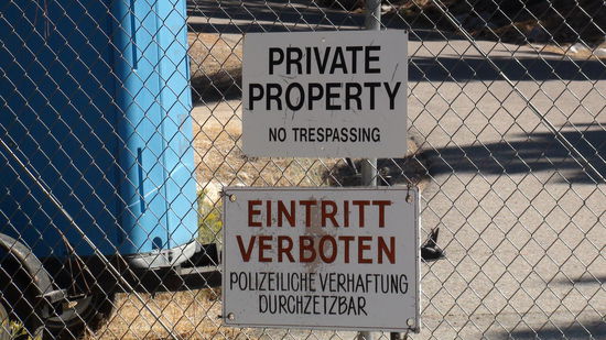 Leider blieb uns der Blick ins Innere des Ranchgeländes verwehrt. Die Ranch und das gesamte Gelände drumherum wurden 2004 geschlossen und an Privat verkauft. Aber...