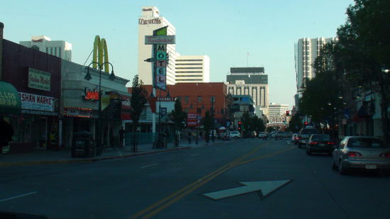Fahrt durch die Virginia Street, hier befinden sich die meisten Casinos der Stadt.