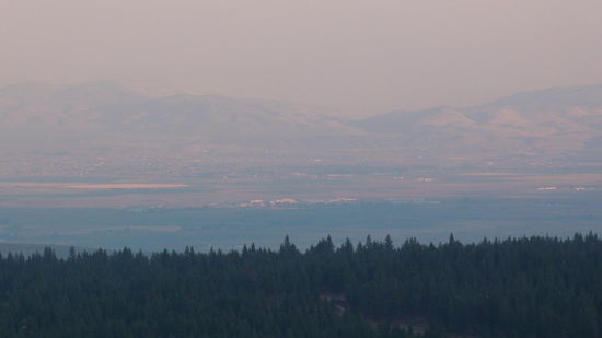 Rückfahrt vom Lake Tahoe nach Carson City. Blick ins diesige Valley.
Ist das der graue Dunst von den Waldbränden im nicht weit entfernten Yosemite National Park?
Seit mehreren Wochen wüten dort verherrende Waldbrände, es sind mit die schlimmsten in der Geschichte Californiens.