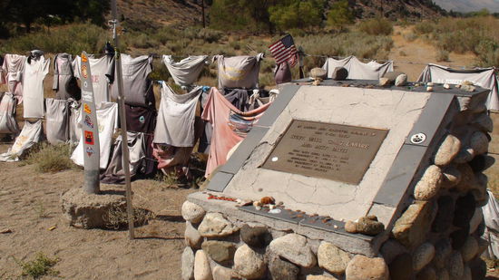 Gedenkstätte für drei Fire Fighter die bei früheren Waldbränden in Kalifornien ihr Leben verloren.