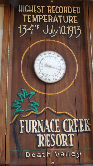 Touristisches Zentrum ist Furnace Creek, bei unserem Besuch waren es 104 Grad. (angenehm warm)