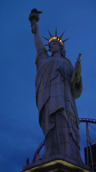 Freiheitsstatue vor dem New York New York Hotel mit Rollercoaster