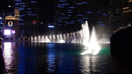 Die Fontänen tanzen zur "Pink Panther Theme"