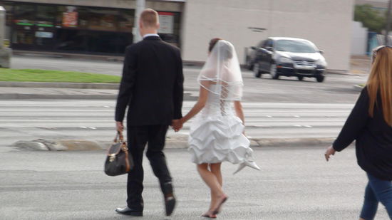 Fast so einfach wie das Einkaufen im Supermarkt: jährlich heiraten über 100.000 Paare in Las Vegas. Nirgendwo sonst kann man sich so schnell trauen ...