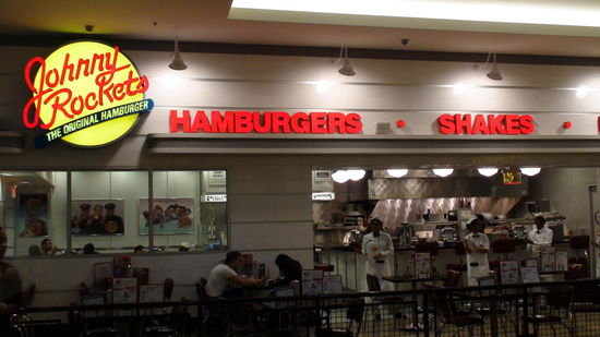 Hier tanzen die Kellnerinnen für ihre Gäste