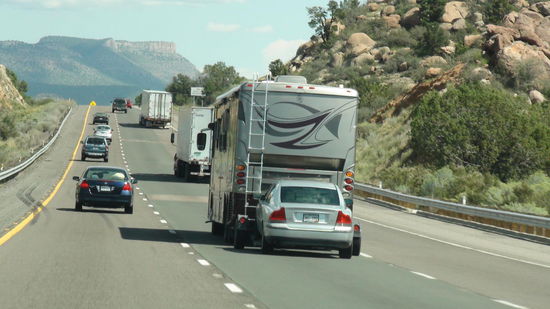 So reisen viele Amerikaner. Das Haus auf Rädern und das Auto im Anhänger.