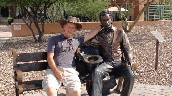 Wir treffen Abraham Lincoln. Keine Ahnung wieso hier eine Statue vom 16. Präsident der Vereinigten Staaten von Amerika sitzt. Er war aber auch einer der bedeutendsten in der Geschichte der Vereinigten Staaten. Ich denke da nur an die Abschaffung der Sklaverei.