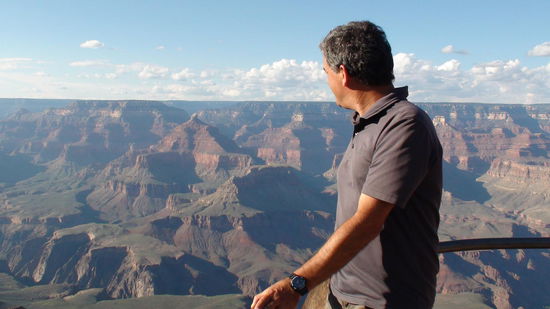 Gegenüber liegt das bewaldete Plateau des North Rim.
Obwohl die beiden Schluchtränder nur etwa 16 Kilometer Luftlinie auseinanderliegen, muss man mehr als 350 Kilometer den Canyon umfahren, um auf die andere, höher gelegene Seite des North Rim zu gelangen, eine Fahrt von rund fünf Stunden.
Zwei Trails führen 1440 Meter vom Südrand aus in die Tiefe bis zum Colorado River. Normalerweise braucht man drei bis vier Stunden für den Abstieg und bis zu sechs Stunden für den Weg zurück. Nur wirklich gut trainierte Wanderer können das an einem Tag schaffen, zumal die Temperaturen im Sommer auf unerträgliche 40 Grad Celsius im Canyon steigen.
Jedes Jahr müssen die Ranger 300- bis 400-mal in Not geratene Wanderer aus dem Grand Canyon retten - wegen Hitzschlag, Erschöpfung, Orientierungslosigkeit oder Sturz. 
Ein Ranger erzählte, dass eilige Touristen trotz Warnung immer wieder versuchen, die Wanderung in einem einzigen Tag zu bewältigen - ohne genügend Wasser und ohne Kopfbedeckung, manche "barfuß, in Badelatschen, auch schon mal in Clogs". Einer schleppte sogar eine Tuba, weil er unten am Colorado Musik spielen wollte, und ein anderer im Hochsommer seine gesamte Motorradausrüstung.