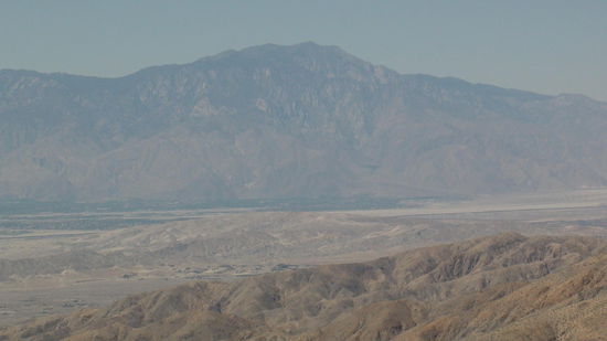 Vom Keys View blicken wir auf das 32 Milen entfernte im Dunst liegende Palm Springs
