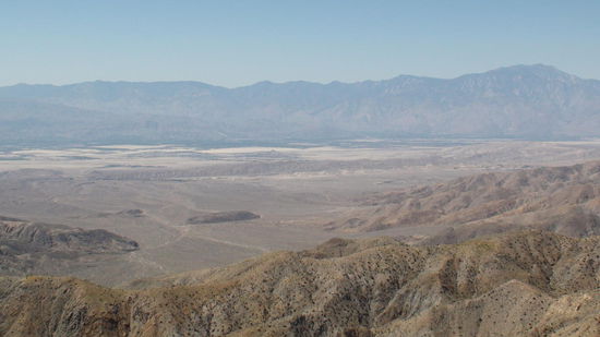 San Andreas Fault zu sehen als Erhebung in der Bildmitte auf der gesamten Länge.