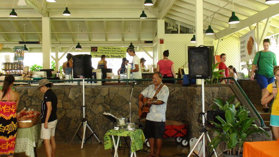 und traditionelle Musik. 
Eine große Bedeutung für Hawaii hat die traditionelle Volksmusik. Diese Musik ist meist sehr religiös und wird mit Sprechgesang und Tanzmusik unterlegt. Ein Stückchen "somerwhere over the rainbow" eben.