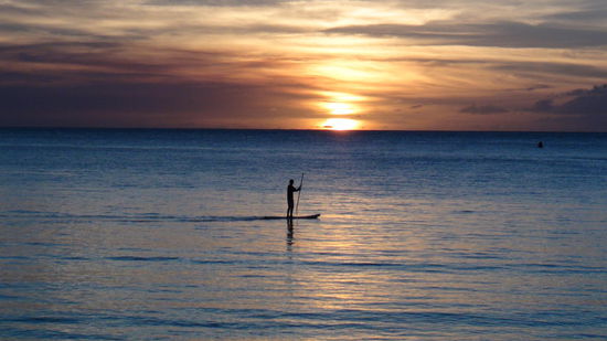 Stand up paddling, geht ursprünglich auf polynesische Fischer zurück.