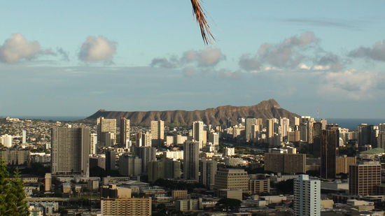Diamond Head Crater, das Wahrzeichen Honolulu. Man vermutet, dass der Leahi (hawaiisch) vor 300.000 Jahren in einer einzigen Eruption entstand.
