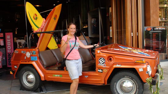 Vor dem HARD ROCK CAFE in Waikiki.
Shaka-Zeichen, besser bekannt unter HANG LOOSE - meint so viel wie "Cool!", "Locker!", "In Ordnung!". Unter Surfern wird das Zeichen auch zur Begrüßung genutzt.