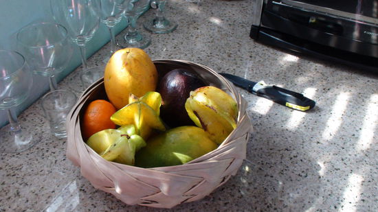 Leslie, unsere Gastgeberin hat frische local fruits für uns besorgt. Lecker!!!