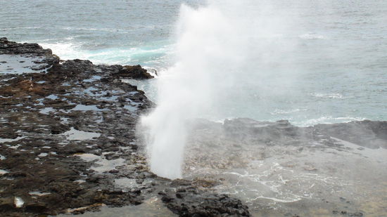 Spouting Horn an der Südküste. Salzwassergeysir, die  Brandung fließt in einen natürlichen Lavaschlot, aus dem bei hohem Wellengang hohe Wasserfontänen spritzen.