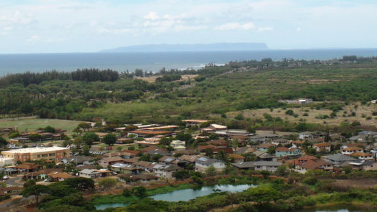 Von der Westküste blickt man auf die nur von Einheimischen bewohnte Insel Niihau.
