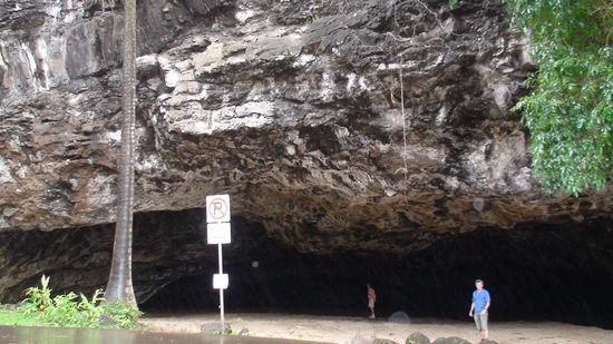 riesiger Felstunnel am Tunnels Beach