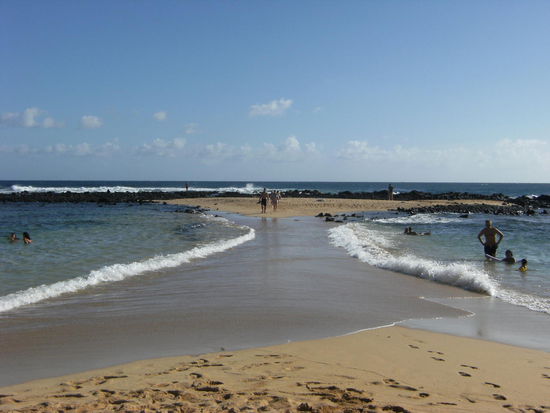 Der Strand besteht aus zwei sichelförmigen Stränden. Die rechte Seite bietet gute Bedingungen zum Surfen und Bodyboarden und wogegen die  andere sich ideal zum Schwimmen und Schnorcheln eignet.