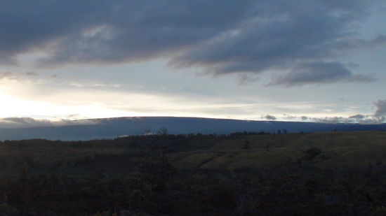Ein seltener Anblick auf den sonst wolkenverhangenen aktiven Vulkan Mauna Loa (4170m). Zufluchtsort der Vulkangöttin Pele. Die Einheimischen glauben, dass Pele ihre weißen Hunde vom Berg herab schickt, um sie im Falle eines Ausbruchs zu warnen. Der letzte Ausbruch war 1984.
