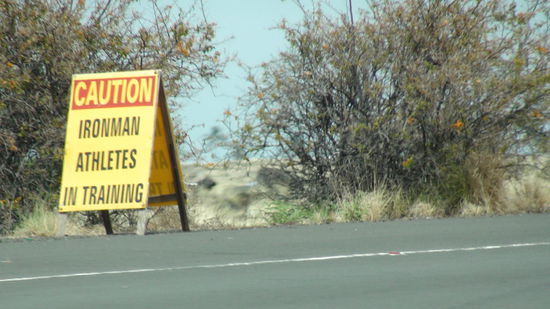 In Kona und Umgebung wird bereits fleißig für den bevorstehenden IRONMAN trainiert. Staßenschilder weisen entlang des Highway darauf hin und bei den Verleihfirmen herrscht hochbetrieb. Glücklicherweise sind wir mit Auto und Unterkunft versorgt.