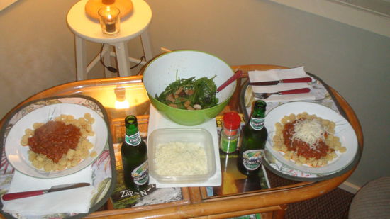 Nudeln mit Tofu-Bolognese und Sankt Pauli Bier, (natürlich alkoholfrei)